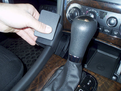 Brodit ProClip 653481 voor Mercedes Benz CLC-Class 2009-2011 en Mercedes Benz C-Class (180-320) 2004-2010 - montagepositie op dashboard