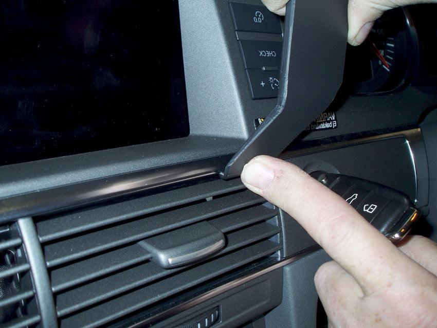 Brodit ProClip 653483 voor Audi S6 2004-2009 en Audi A6 2004-2009 - montagepositie op dashboard