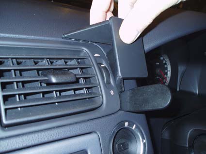 Brodit ProClip 653500 voor Volvo V50 2004-2012, Volvo S40 2004-2012 e.a. - montagepositie op dashboard