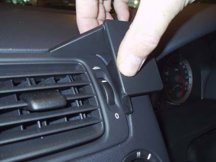 Brodit ProClip 653500 voor Volvo V50 2004-2012, Volvo S40 2004-2012 e.a. - detail van dashboardmontage