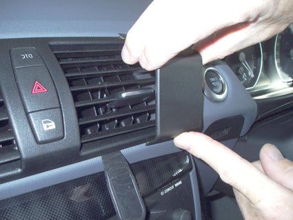 Brodit ProClip 653523 voor BMW 1-series E81, E82, E87, E88 2005-2011 - montagepositie op dashboard