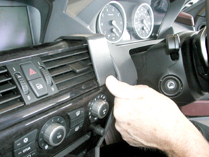 Brodit ProClip 653541 voor BMW 6-series E63, E64 2004-2010 - detail van dashboardmontage