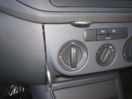 Brodit ProClip 653610 voor Volkswagen Tiguan 2008-2009 en Volkswagen Golf Plus 2005-2009 - montagepositie op dashboard