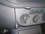 Brodit ProClip 653610 voor Volkswagen Tiguan 2008-2009 en Volkswagen Golf Plus 2005-2009 - montagepositie op dashboard