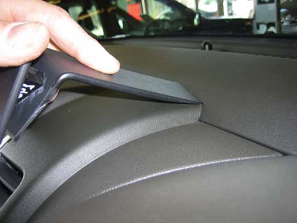 Brodit ProClip 653613 voor Nissan Pathfinder 2005-2010, Nissan Navara 2006-2010 en Nissan King Cab 2007-2010 - montagepositie op dashboard