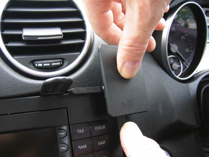 Brodit ProClip 653622 voor Mercedes Benz M-Class/ML 2005-2011 - detail van dashboardmontage