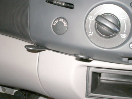 Brodit ProClip 653713 voor Mitsubishi Triton 2007-2009 en Mitsubishi L200 2006-2009 - montagepositie op dashboard