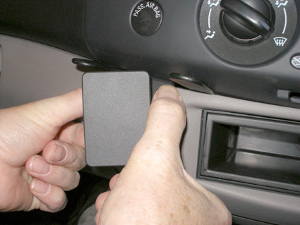Brodit ProClip 653713 voor Mitsubishi Triton 2007-2009 en Mitsubishi L200 2006-2009 - detail van dashboardmontage
