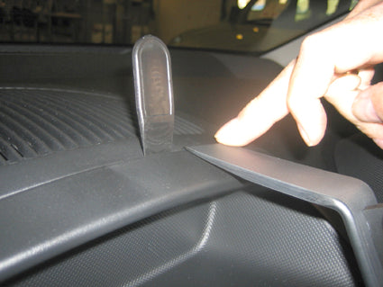 Brodit ProClip 653716 voor Citroen C1 2006-2014, Peugeot 107 2006-2014 en Toyota AYGO 2006-2014 - detail van dashboardmontage