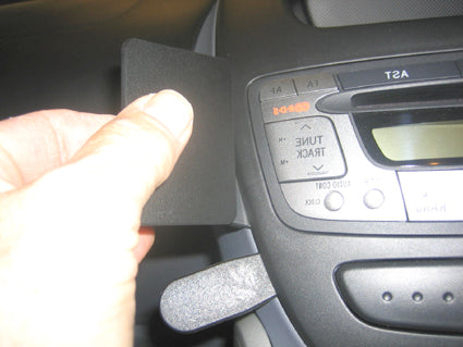 Brodit ProClip 653717 voor Citroen C1 2006-2014, Peugeot 107 2006-2014 en Toyota AYGO 2006-2014 - montagepositie op dashboard