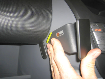 Brodit ProClip 653717 voor Citroen C1 2006-2014, Peugeot 107 2006-2014 en Toyota AYGO 2006-2014 - ProClip geplaatst in het voertuig