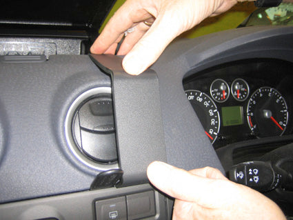 Brodit ProClip 653797 voor Ford Fusion 2006-2012 - detail van dashboardmontage