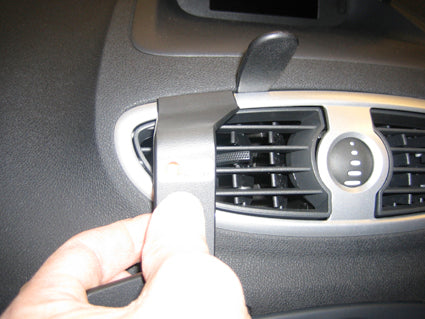 Brodit ProClip 653799 voor Renault Clio Tourer 2008-2012 en Renault Clio III 2006-2012 - detail van dashboardmontage