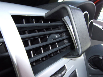 Brodit ProClip 653843 voor Dodge Caliber 2007-2009, Jeep Patriot 2007-2008 en Jeep Compass 2007-2008 - detail van dashboardmontage