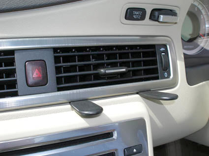 Brodit ProClip 653867 voor Volvo XC70 2008-2011, Volvo V70 II 2008-2011 en Volvo S80 2007-2011 - montagepositie op dashboard
