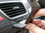 Brodit ProClip 653882 voor Volkswagen Scirocco 2009-2014 en Volkswagen Eos 2007-2015 - montagepositie op dashboard