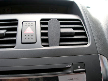 Brodit ProClip 653883 voor Fiat Sedici 2007-2009 en Suzuki SX4 2007-2010 - montagepositie op dashboard