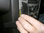 Brodit ProClip 653889 voor Holden Commodore Omega 2007-2010 en Holden Calais 2007-2010 - montagepositie op dashboard