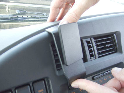 Brodit ProClip 653934 voor Chevrolet T-series 2006-2009 en Isuzu F-series 2006-2009 - detail van dashboardmontage
