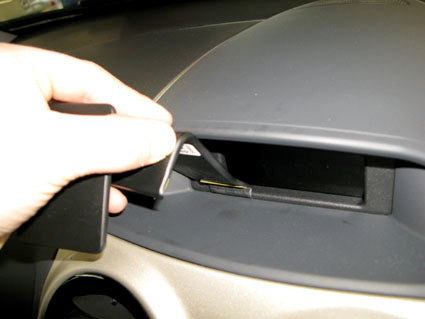 Brodit ProClip 653967 voor Holden Corsa 2007-2011, Opel Corsa 2007-2014 en Vauxhall Corsa 2007-2014 - montagepositie op dashboard