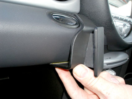 Brodit ProClip 653979 voor Mini Roadster 2011-2016, Mini One 2007-2015 e.a. - detail van dashboardmontage