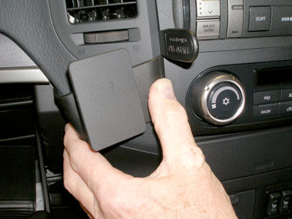 Brodit ProClip 653982 voor Mitsubishi Shogun 2007-2019 en Mitsubishi Pajero 2007-2019 - detail van dashboardmontage