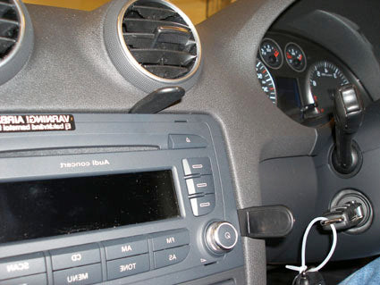 Brodit ProClip 653990 voor Audi S3 2007-2013 en Audi A3 2007-2012 - montagepositie op dashboard