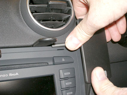 Brodit ProClip 653990 voor Audi S3 2007-2013 en Audi A3 2007-2012 - detail van dashboardmontage