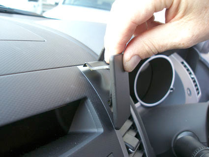Brodit ProClip 654000 voor Citroen C-Crosser 2007-2013, Mitsubishi Outlander 2007-2012 en Peugeot 4007 2008-2013 - ProClip geplaatst in het voertuig