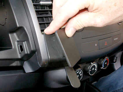 Brodit ProClip 654001 voor Citroen C-Crosser 2007-2013, Mitsubishi Outlander 2007-2012 en Peugeot 4007 2008-2013 - ProClip geplaatst in het voertuig