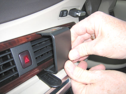 Brodit ProClip 654115 voor Volvo XC70 2008-2011, Volvo V70 II 2008-2011 en Volvo S80 2007-2011 - montagepositie op dashboard