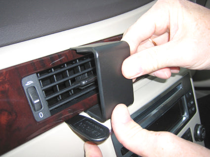 Brodit ProClip 654116 voor Volvo XC70 2008-2011, Volvo V70 II 2008-2011 en Volvo S80 2007-2011 - montagepositie op dashboard