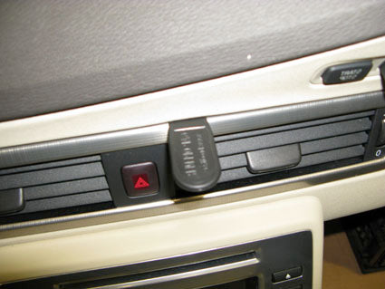 Brodit ProClip 654129 voor Volvo XC70 2008-2011, Volvo V70 II 2008-2011 en Volvo S80 2007-2011 - montagepositie op dashboard