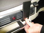 Brodit ProClip 654129 voor Volvo XC70 2008-2011, Volvo V70 II 2008-2011 en Volvo S80 2007-2011 - detail van dashboardmontage