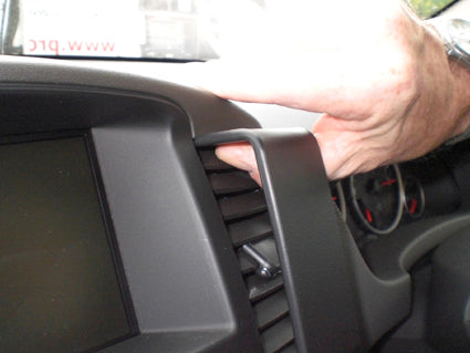 Brodit ProClip 654195 voor Nissan Pathfinder 2008-2010 - detail van dashboardmontage