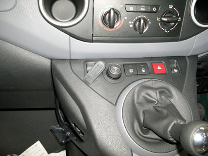 Brodit ProClip 654210 voor Citroen Berlingo Transport 2008-2018, Citroen Berlingo Family 2008-2018 en Peugeot Partner 2008-2018 - montagepositie op dashboard