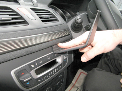 Brodit ProClip 654283 voor Renault Mégane III 2009-2016 en Renault Fluence 2010-2015 - montagepositie op dashboard