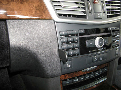 Brodit ProClip 654331 voor Mercedes Benz E-Class, Stationwagon 2010-2013 en Mercedes Benz E-Class, Sedan 2009-2013 - montagepositie op dashboard