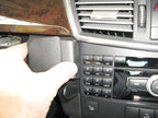 Brodit ProClip 654331 voor Mercedes Benz E-Class, Stationwagon 2010-2013 en Mercedes Benz E-Class, Sedan 2009-2013 - detail van dashboardmontage