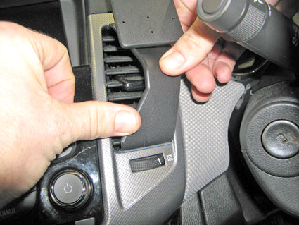 Brodit ProClip 654349 voor Chevrolet Cruze 2009-2014 en Holden Cruze 2009-2015 - detail van dashboardmontage