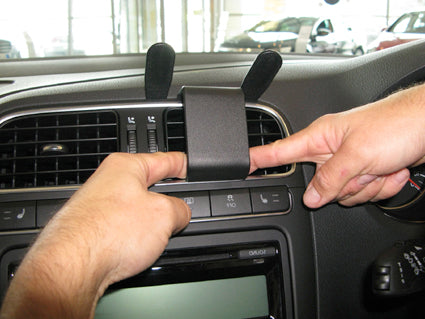 Brodit ProClip 654382 voor Volkswagen Polo 2010-2017 - detail van dashboardmontage