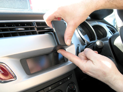 Brodit ProClip 654453 voor Citroen DS3 2010-2016 en Citroen C3 2010-2016 - detail van dashboardmontage