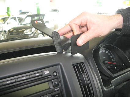 Brodit ProClip 654463 voor Nissan NV200 2010-2014 en Nissan Evalia 2010-2014 - montagepositie op dashboard