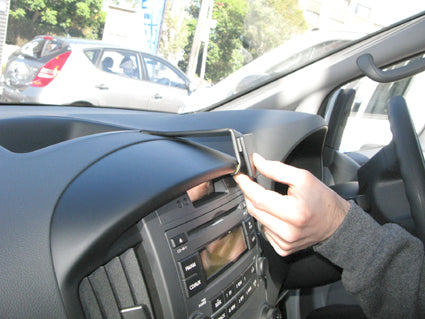 Brodit ProClip 654470 voor Hyundai iMax 2009-2021, Hyundai iLoad 2009-2021 en Hyundai H1 2009-2020 - detail van dashboardmontage