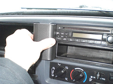 Brodit ProClip 654545 voor Hino 300-series 2008-2023 en Hino 200-series 2005-2022 - montagepositie op dashboard