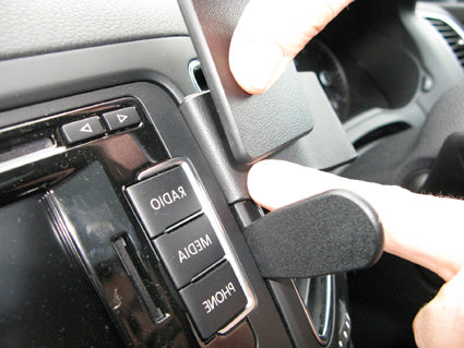 Brodit ProClip 654562 voor Seat Alhambra 2011-2019 en Volkswagen Sharan 2011-2022 - detail van dashboardmontage