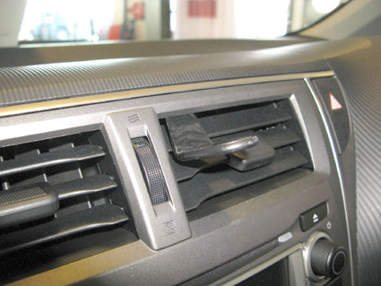 Brodit ProClip 654612 voor Subaru Trezia 2011-2014 en Toyota Verso S 2011-2016 - montagepositie op dashboard