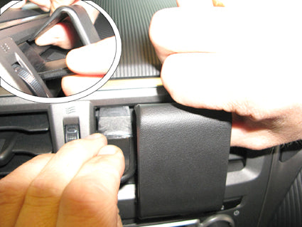 Brodit ProClip 654612 voor Subaru Trezia 2011-2014 en Toyota Verso S 2011-2016 - ProClip geplaatst in het voertuig