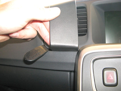 Brodit ProClip 654614 voor Volvo V60 2011-2018 en Volvo S60 2011-2018 - ProClip geplaatst in het voertuig