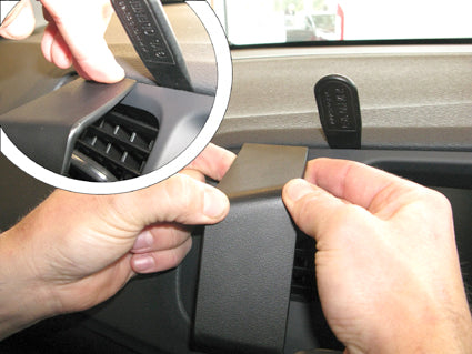 Brodit ProClip 654614 voor Volvo V60 2011-2018 en Volvo S60 2011-2018 - detail van dashboardmontage
